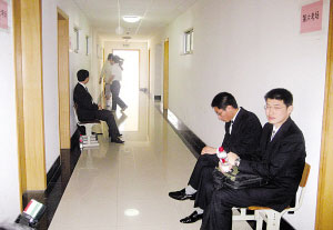 江苏:08年公务员面试 两只方便面袋成考题一