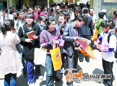 江苏徐州市17021人昨考公务员 考录比达33:1_